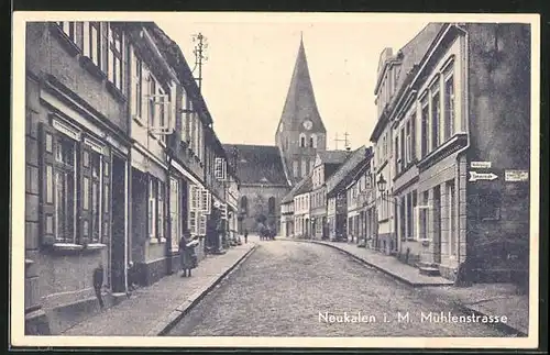 AK Neukalen i. M., Mühlenstrasse mit Blick zur Kirche