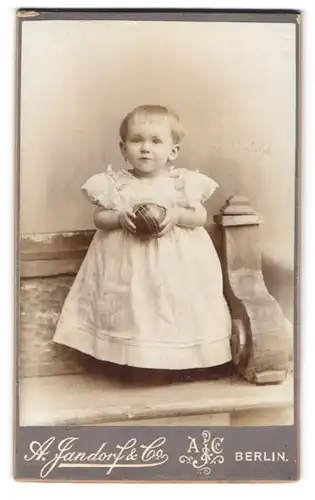 Fotografie A. Jandorf & Co., Berlin, Leipziger-Strasse 64, Portrait kleines Mädchen im weissen Kleid mit Ball