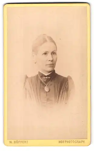 Fotografie W. Höffert, Dresden, Prager Strasse 49, Portrait bürgerliche Dame mit Amulett