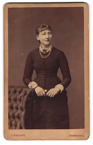 Fotografie D. Ebeling, Hamburg, Steinstrasse 159, Portrait junge Dame in zeitgenössischer Kleidung