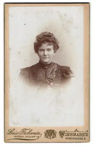 Fotografie Louis Frohwein, Wiesbaden, Webergasse 2, Portrait junge Dame im hübschen Kleid