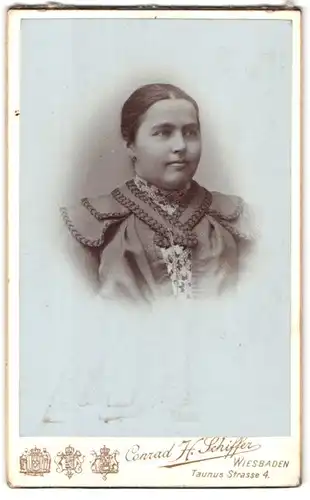 Fotografie Conrad H. Schiffer, Wiesbaden, Taunus Strasse 4, Portrait junge Dame mit zurückgebundenem Haar