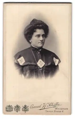 Fotografie Conrad H. Schiffer, Wiesbaden, Taunus Strasse 4, Portrait junge Dame mit Hochsteckfrisur