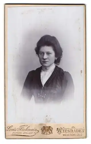 Fotografie Louis Frohwein, Wiesbaden, Webergasse 2, Portrait junge Dame im modischen Kleid