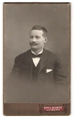 Fotografie Emil Goetz, Luzern, Hirschmattstrasse 8, Portrait junger Herr im Anzug mit Fliege