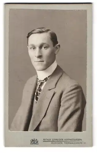 Fotografie Arthur Schneider, München, Thorwaldsenstrasse 17, Portrait stattlicher Herr im Anzug mit Krawatte