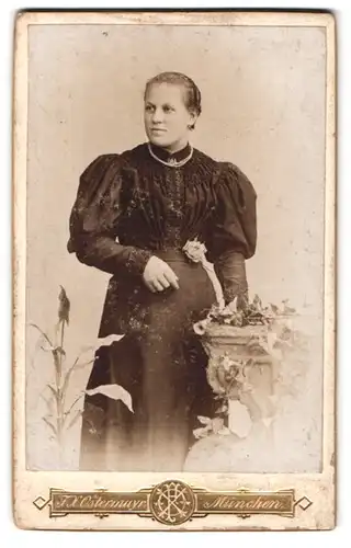 Fotografie F. X. Ostermayr, München, Karlsplatz 6, Portrait junge Dame in zeitgenössicher Kleidung