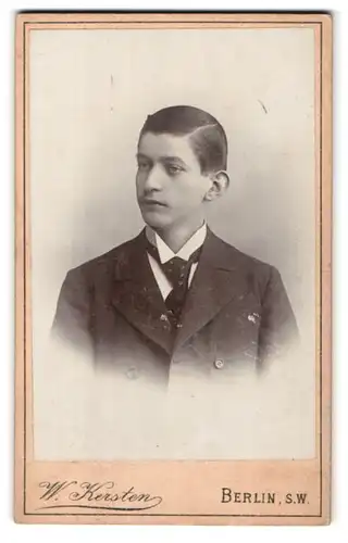 Fotografie W. Kersten, Berlin-SW, Krausen-Strasse 35, Portrait junger Mann im Anzug mit Krawatte