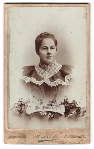 Fotografie Jean Heep, Wunsiedel, Portrait junge Dame im hübschen Kleid