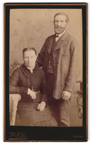 Fotografie W. Gilles, Unna, Portrait bürgerliches Paar in zeitgenössischer Kleidung