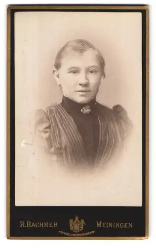 Fotografie R. Bachner, Meiningen, Georgstrasse 22, Portrait junge Dame mit Kragenbrosche