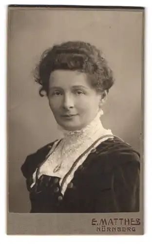 Fotografie E. Matthes, Nürnberg, Portrait bürgerliche Dame im modischen Kleid