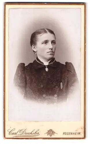 Fotografie Carl Drechsler, Rosenheim, Portrait junge Dame mit Kragenbrosche und Halskette