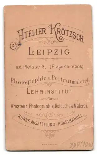 Fotografie Atelier Krötzsch, Leipzig, A. d. Pleisse 3, Portrait junge Dame mit Kragenbrosche