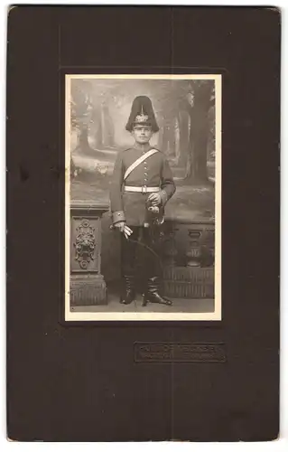 Fotografie J. Fornecker, Hagenau i. E., Foltergasse 9, Soldat in Uniform mit Pickelhaube & Paradebusch