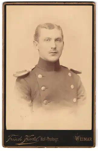 Fotografie Friedrich Hertel, Weimar, Schützengasse 5, Portrait Soldat in Uniform mit Epauletten