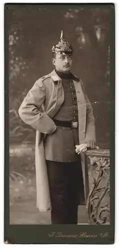 Fotografie Atelier Zauner, Hanau a. M., Soldat mit Pickelhaube & Schulterstück Rgt. 166