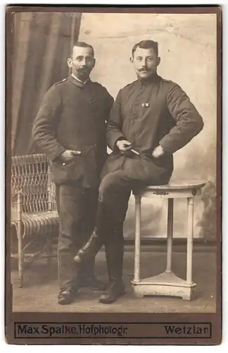 Fotografie Max Spalke, Wetzlar, Göthebrunnen, Kameraden in Uniform mit Bandschnalle & Ordenband EK II, 1.WK