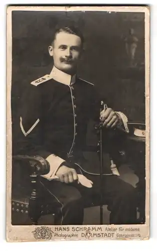 Fotografie Hans Schramm, Darmstadt, Georgenstr 1 1/2, Soldat in Uniform 2. Grossherzogl. Hess. Leib-Dragoner Rgt. Nr. 24