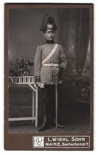 Fotografie L. Wiehl Sohn, Mainz, Gartenfeldstr. 7, Soldat Magdeburgisches Dragoner-Rgt. Nr. 6 mit Pickelhaube