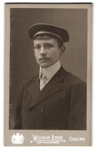 Fotografie Wilhelm Adler, Coburg, Allee 6, Portrait Student mit Zwicker & Schirmmütze