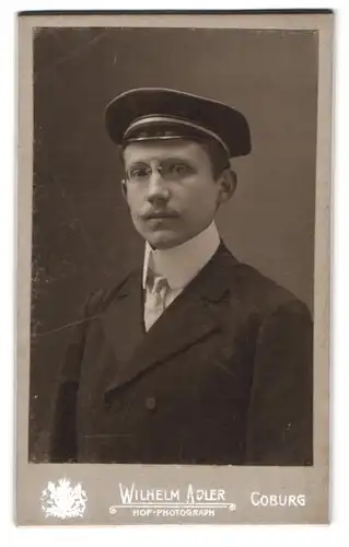 Fotografie Wilhelm Adler, Coburg, Allee 6, Portrait Student mit Schirmmütze & Zwicker