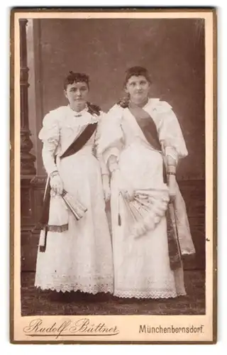 Fotografie Rudolf Büttner, Münchenbernsdorf, Damen im weissen Kleid mit Fächer & Schärpe
