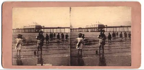 Stereo-Fotografie Paddling, Badegäste vor einer Seebrücke am Strand