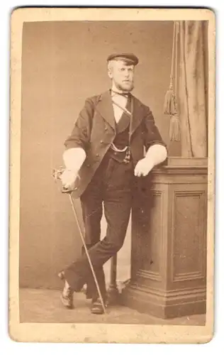 Fotografie Gustav Schroeder, Mittweida, Rochlitzer Str. 163, Student mit Schläger im Anzug