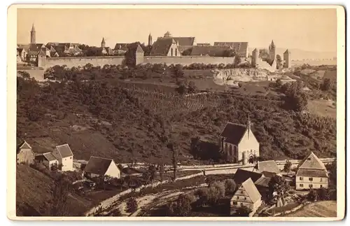 Fotografie Fotograf unbekannt, Ansicht Rothenburg o. T., Kapelle vor der Stadtmauer