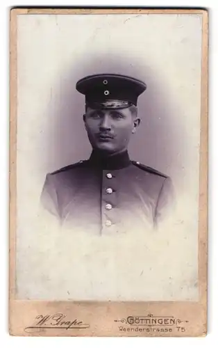 Fotografie W. Grape, Göttingen, Weenderstr. 75, Portrait Soldat mit Schirmmütze