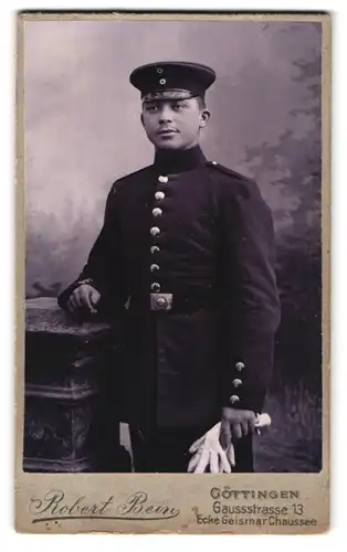 Fotografie Robert Bein, Göttingen, Gaussstr. 13, Soldat in Uniform mit Schirmmütze