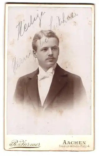 Fotografie R. Jarmer, Aachen, Friedrich Wilhelm Platz 4, Portrait Edelmann im Anzug mit Fliege