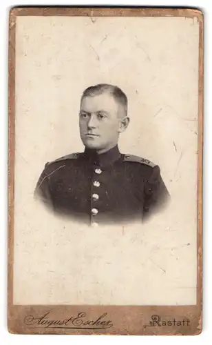 Fotografie August Escher, Rastatt, Portrait Soldat in Uniform mit Schulterstück Rgt. 25