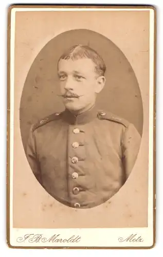 Fotografie F. B. Maroldt, Metz, Gartenstrasse 10, Portrait Soldat in Uniform mit Schulterstück Rgt. 8