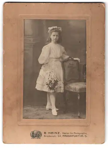 Fotografie B. Heinz, Frankfurt / Main, Brückenstr. 54, Mädchen mit Blumenstrauss im weissen Kleid