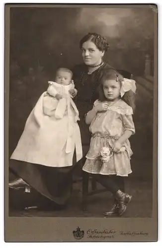 Fotografie C. Samhaber, Aschaffenburg, Mutter mit Tochter & Baby im Taufkleid