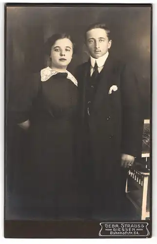 Fotografie Gebr. Strauss, Giessen, Bahnhofstr. 64, junges Paar in Sonntagsbekleidung beim Fotograf