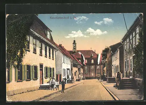 AK Neudietendorf i. Th., Strassenpartie mit Gebäudeansicht und Kindern
