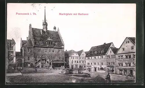 Relief-AK Poessneck i. Th., Marktplatz mit Geschäften, Rathaus und Brunnen