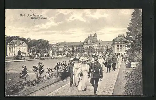 AK Bad Oeynhausen, Soldaten beim Spaziergang am Königl. Kurhaus