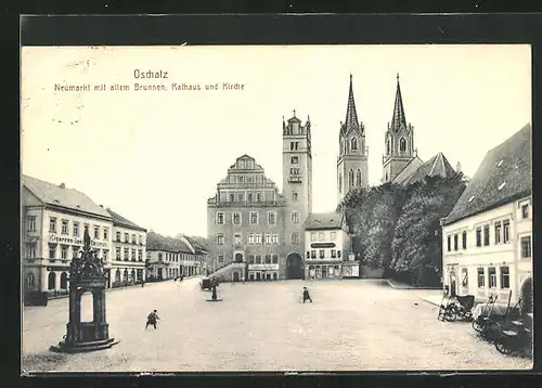 AK Oschatz, Neumarkt mit altem Brunnen, Rathaus und Kirche