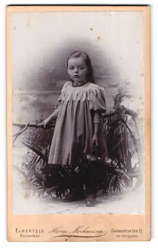 Fotografie Herm. Mochmann, Elberfeld, Casinogarten-Strasse 17, Portrait kleines Mädchen im hübschen Kleid mit Blumenkorb