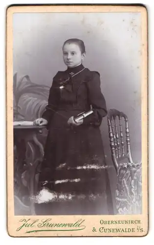 Fotografie Julius Grunewald, Cunewalde i / S., Portrait junges Mdächen im eleganten Kelid mit Buch