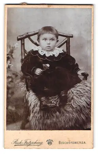 Fotografie Rich. Fritzsching, Bischofswerda i / S., Albertstrasse 17, Portrait niedliches Kleinkind im hübschen Kleid