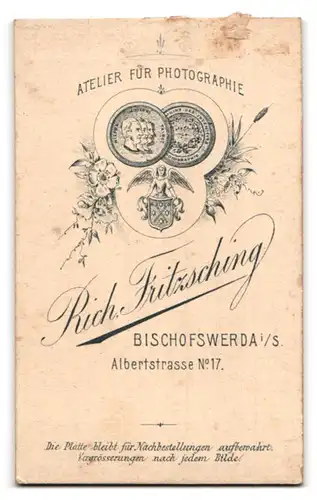 Fotografie Rich. Fritzsching, Bischofswerda i / S., Albertstrasse 17, Portrait niedliches Kleinkind im hübschen Kleid