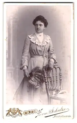 Fotografie Herm. Schulze, Bischofswerda, Hohe-Strasse 4, Portrait bürgerliche Dame mit Fächer an Stuhl gelehnt