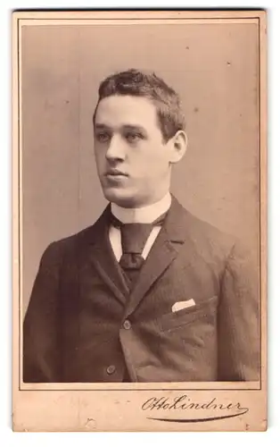 Fotografie Otto Lindner, Berlin-C, König-Strasse 30, Portrait junger Mann im Anzug mit Krawatte