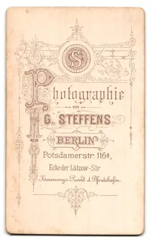 Fotografie G. Steffens, Berlin, Potssdamerstrasse 116 a, Portrait stattlicher Herr im Anzug mit Fliege