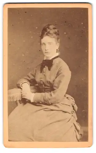 Fotografie W. Karrass, Bremen, Hutfilterstrasse 38, Portrait junge Dame in modischer Kleidung